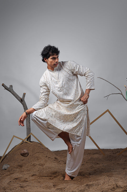Ensemble Kurta Blanc cassé avec broderies de détails dorés Design COLLECTION RAJ