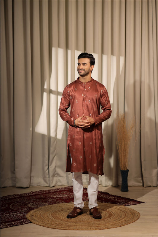 Ensemble Kurta Rouge Brun avec broderies de détails dorés Design COLLECTION RAJ