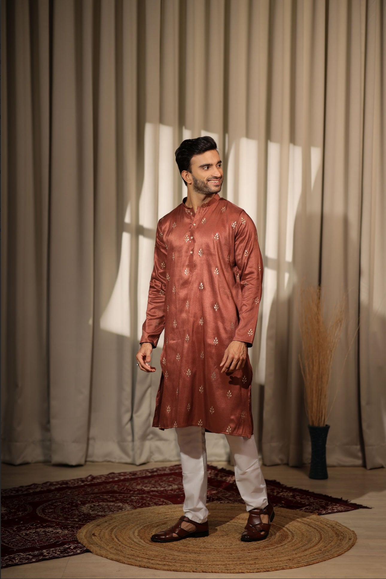 Ensemble Kurta Rouge Brun avec broderies de détails dorés Design COLLECTION RAJ