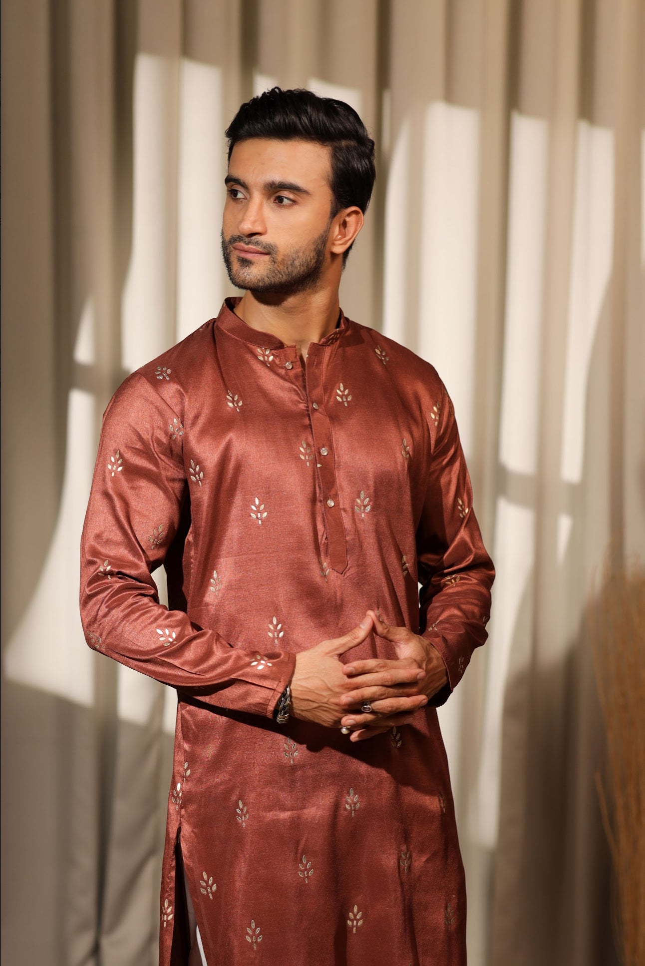 Ensemble Kurta Rouge Brun avec broderies de détails dorés Design COLLECTION RAJ