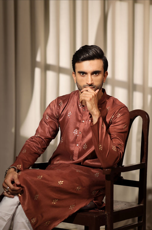 Ensemble Kurta Rouge Brun avec broderies de détails dorés Design COLLECTION RAJ
