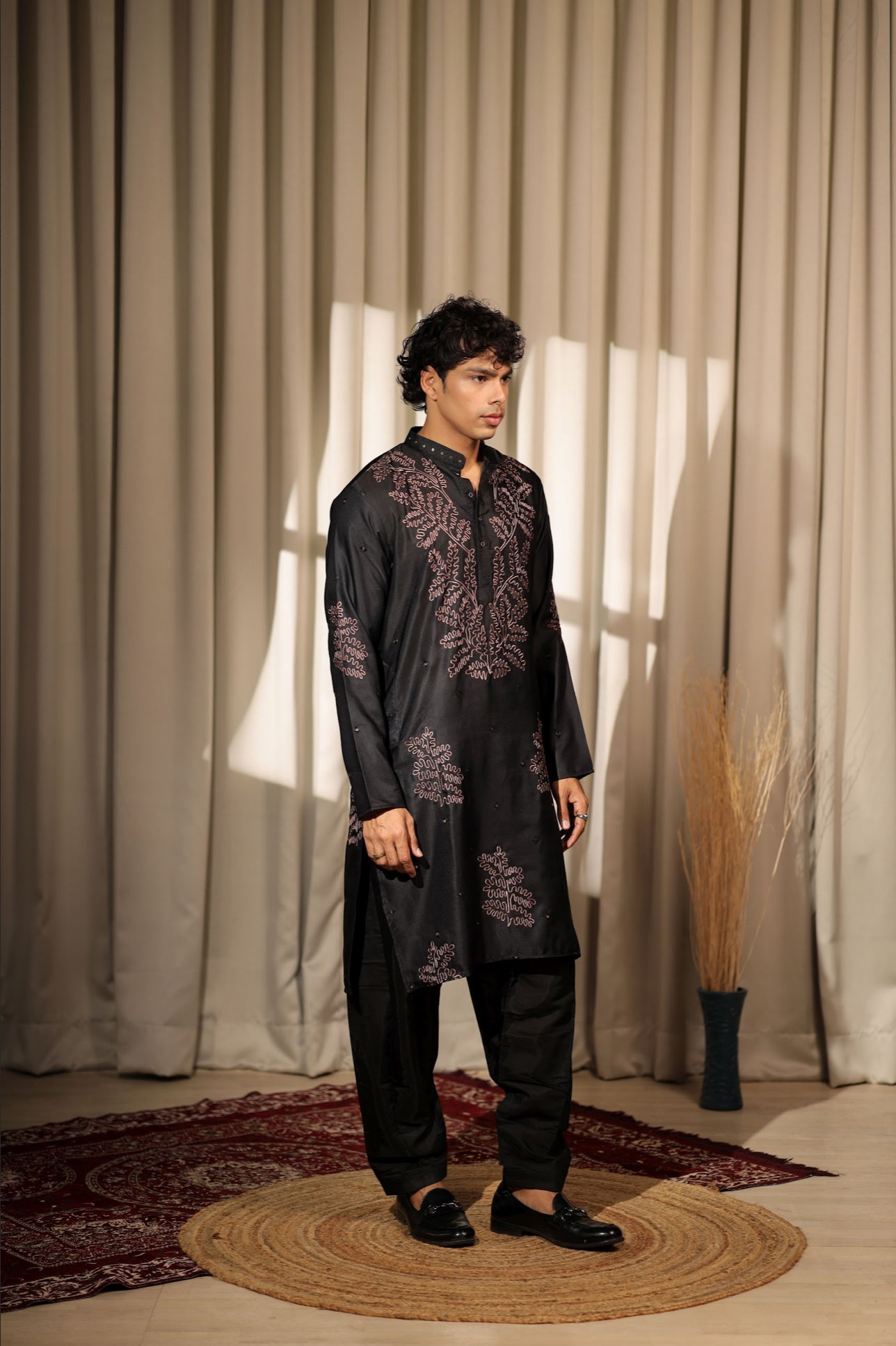 Ensemble Kurta Noir avec broderies de détails rouges Design COLLECTION RAJ