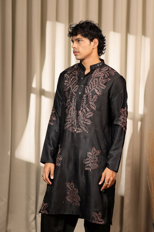 Ensemble Kurta Noir avec broderies de détails rouges Design COLLECTION RAJ