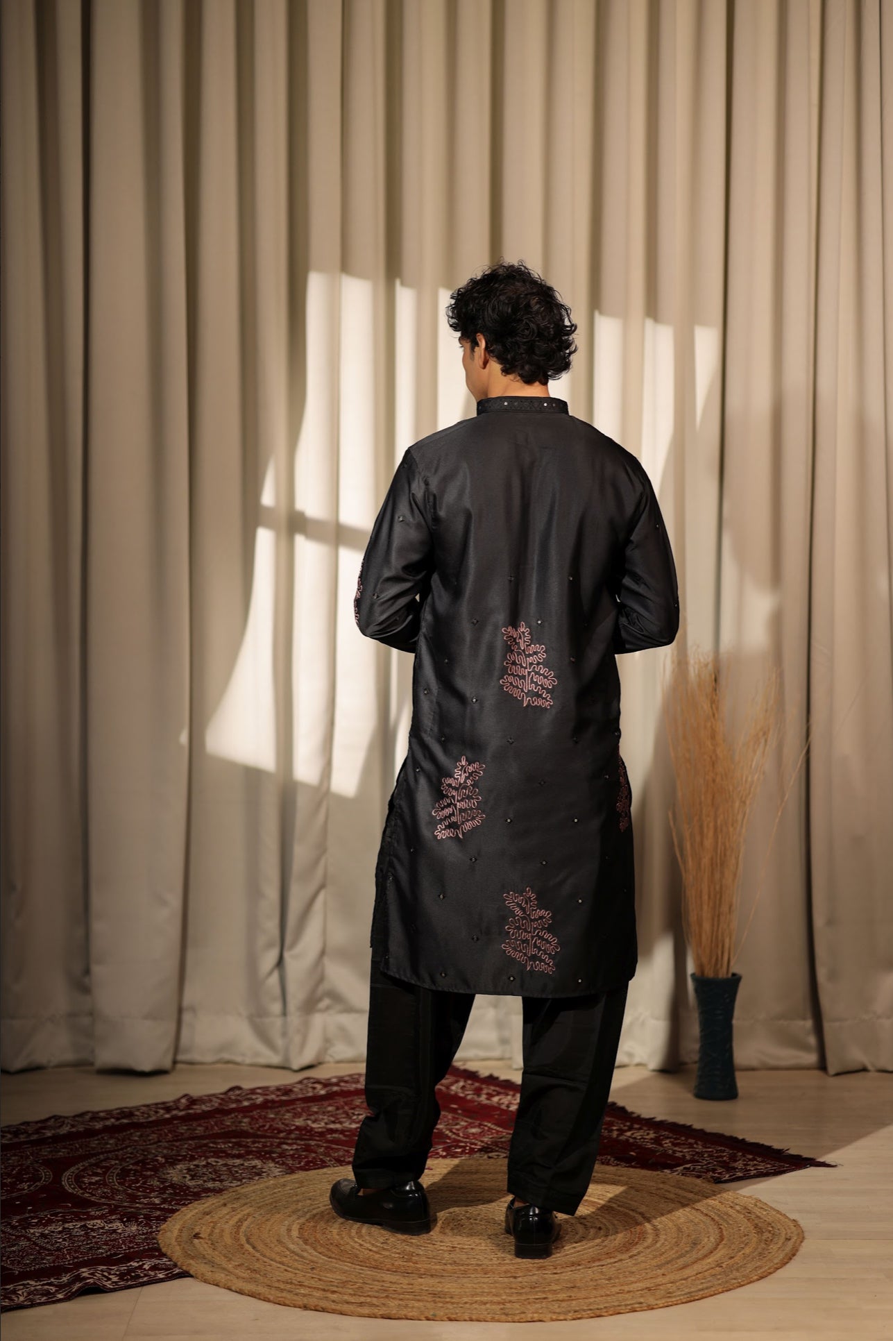 Ensemble Kurta Noir avec broderies de détails rouges Design COLLECTION RAJ