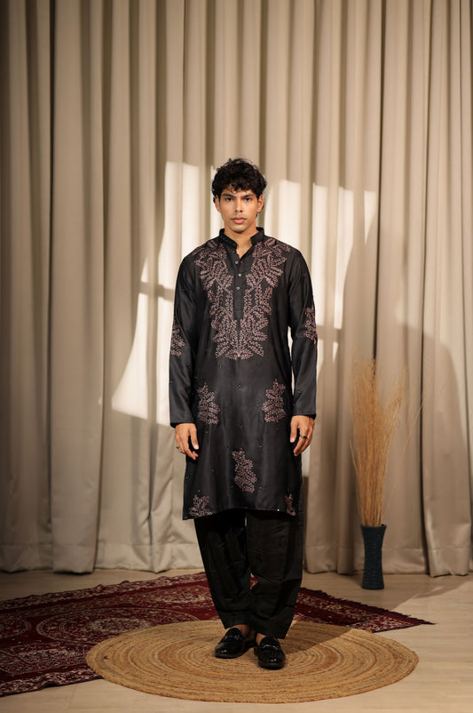 Ensemble Kurta Noir avec broderies de détails rouges Design COLLECTION RAJ