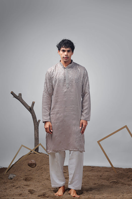 Ensemble Kurta Taupe gris avec broderies argentées scintillantes Design COLLECTION RAJ