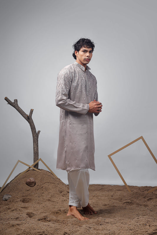 Ensemble Kurta Taupe gris avec broderies argentées scintillantes Design COLLECTION RAJ