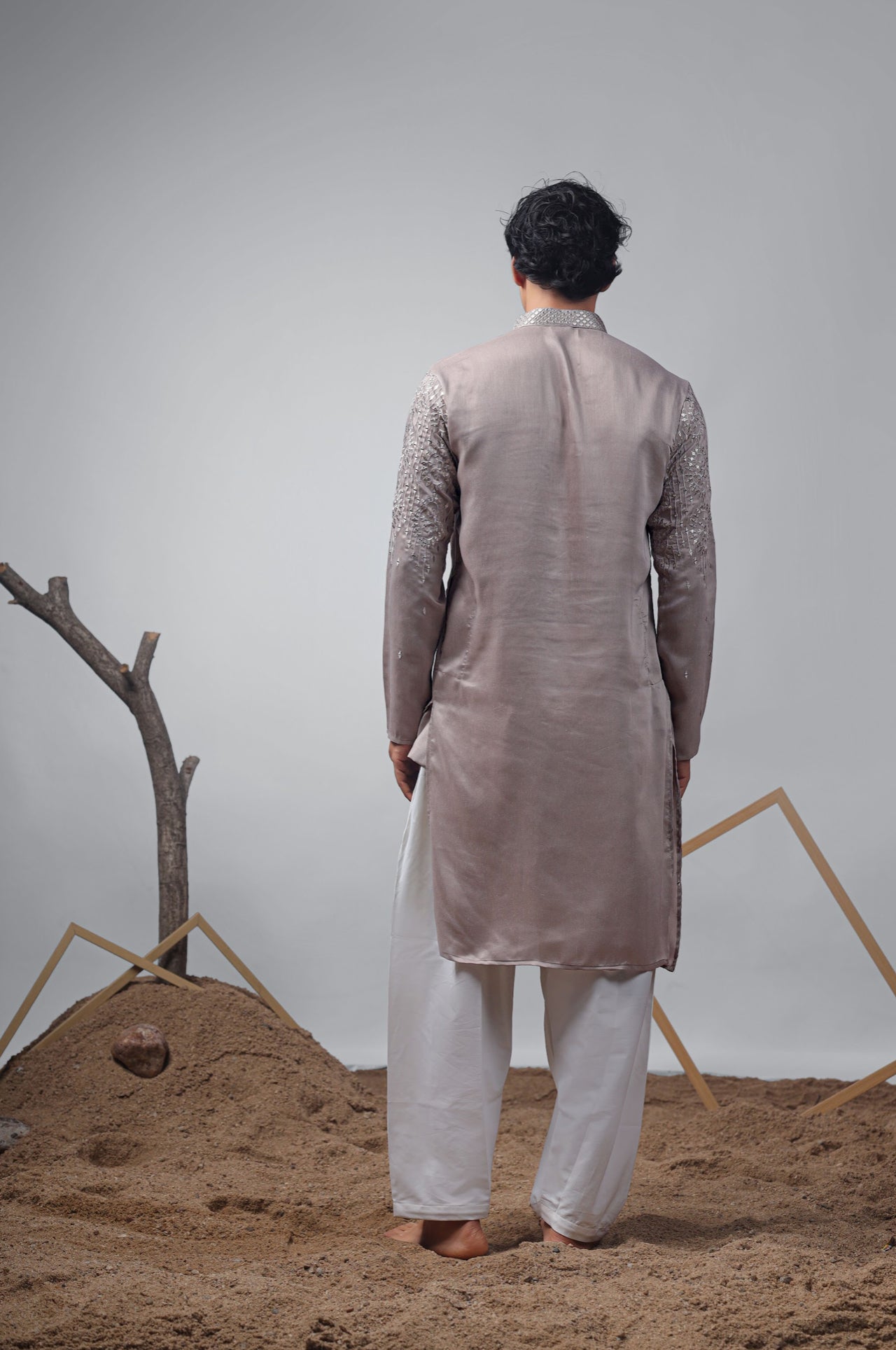 Ensemble Kurta Taupe gris avec broderies argentées scintillantes Design COLLECTION RAJ
