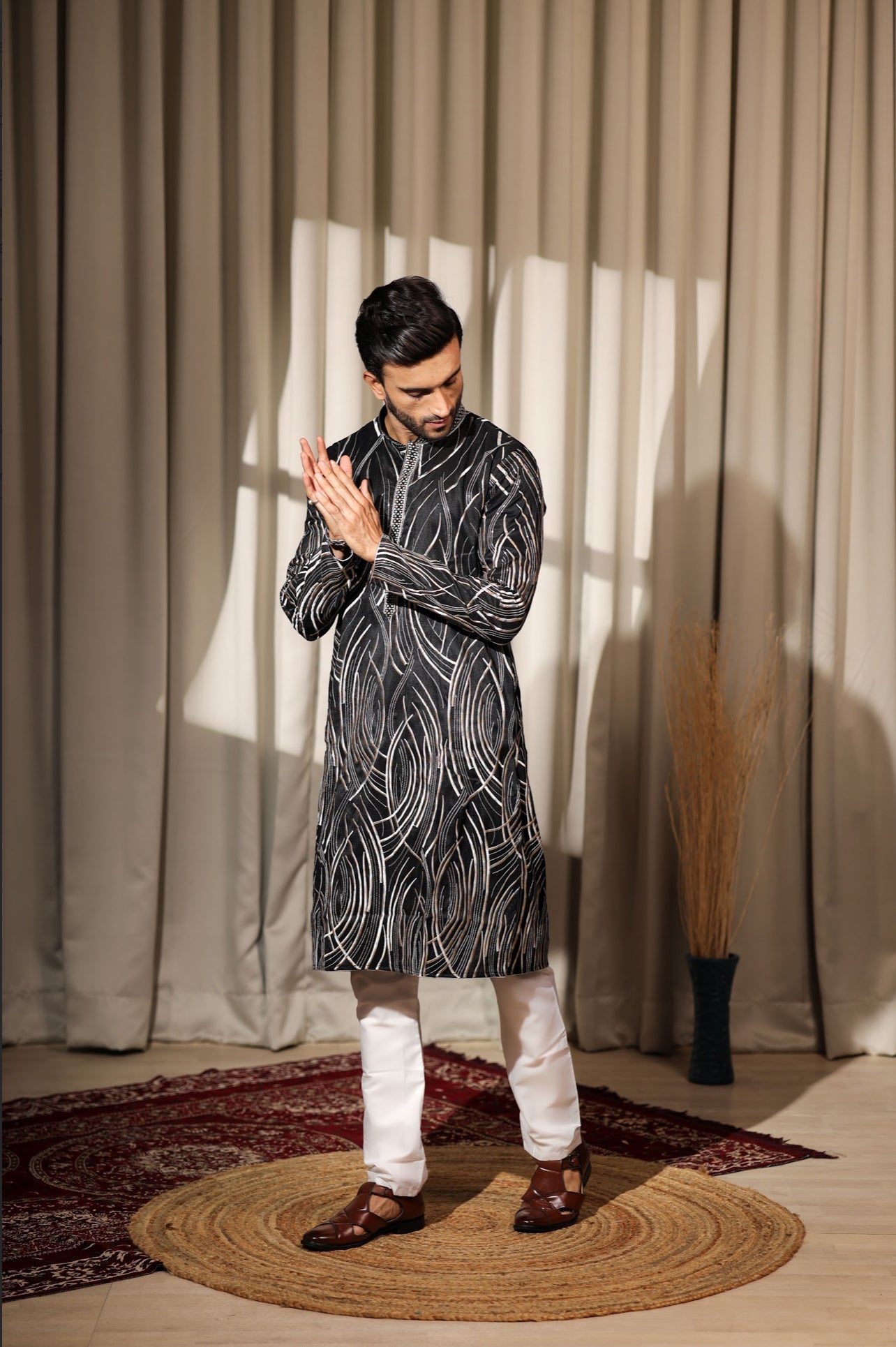 Ensemble Kurta Noir avec broderies de détails argentés blancs Design COLLECTION RAJ