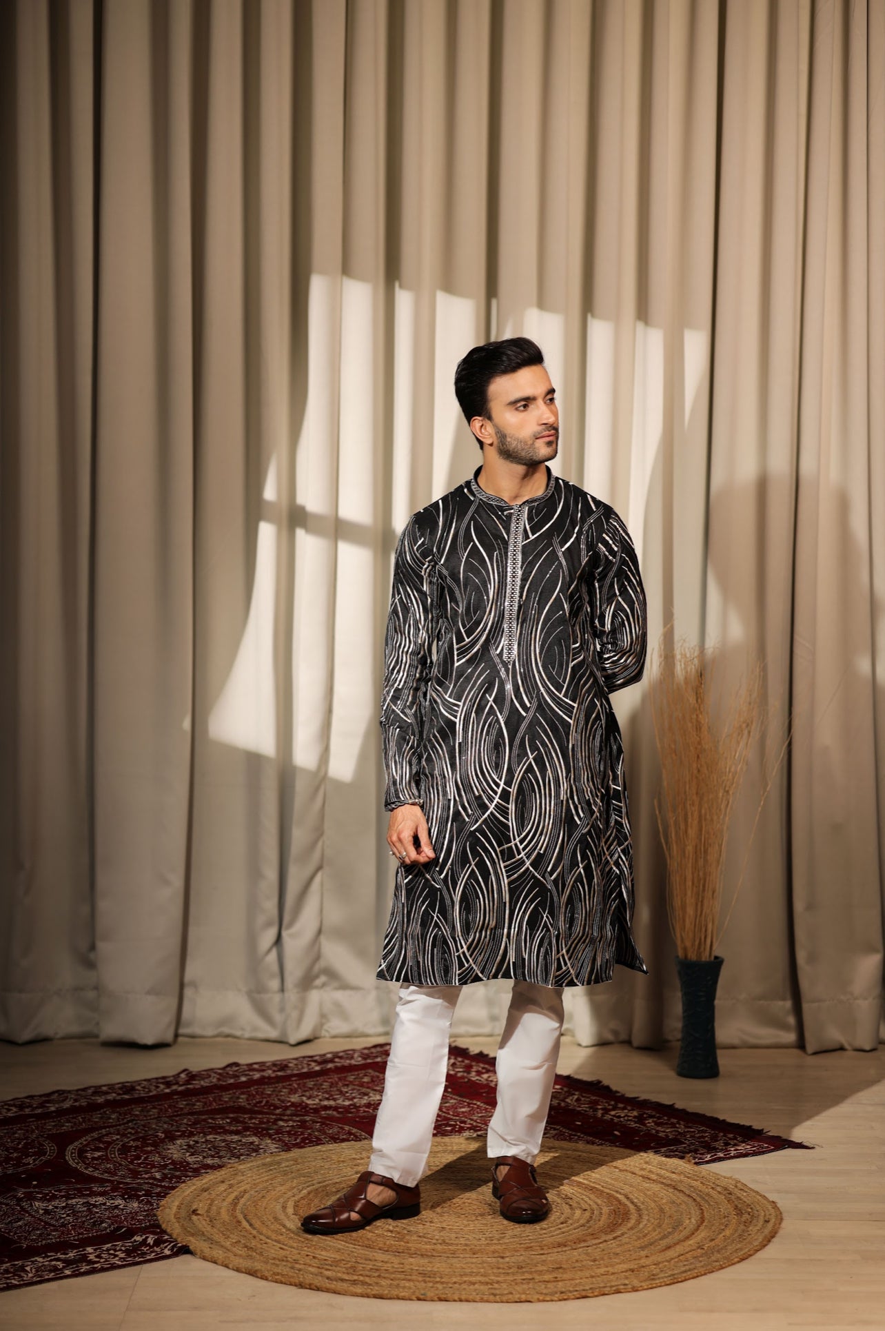 Ensemble Kurta Noir avec broderies de détails argentés blancs Design COLLECTION RAJ