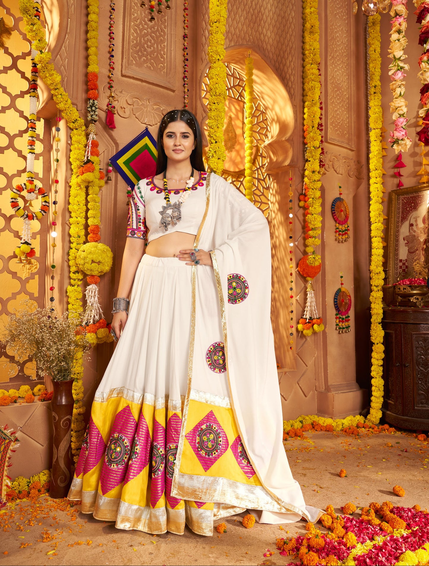 Lehenga de célébration Navratri blanc en viscose coton avec patchwork et travail de miroirs
