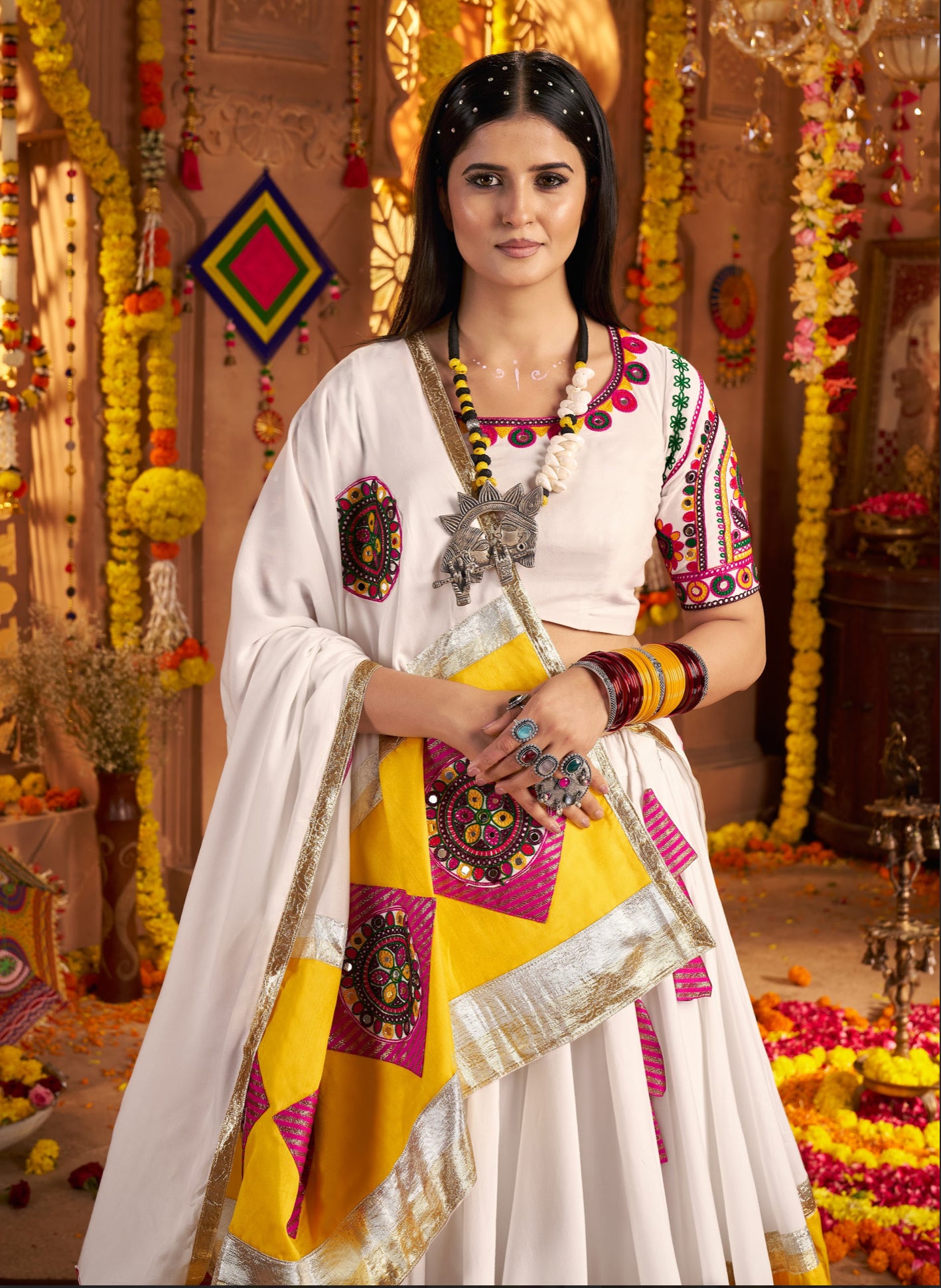 Lehenga de célébration Navratri blanc en viscose coton avec patchwork et travail de miroirs