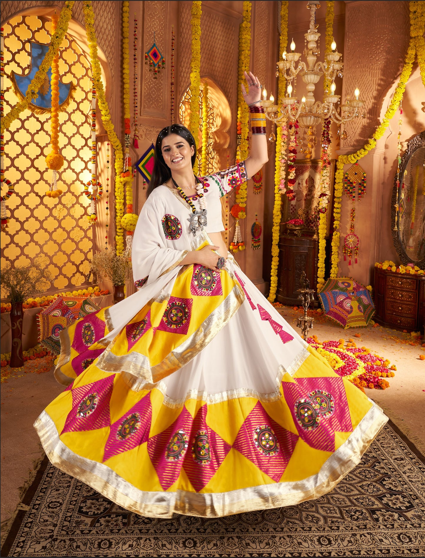 Lehenga de célébration Navratri blanc en viscose coton avec patchwork et travail de miroirs
