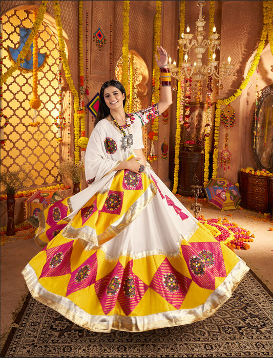 Lehenga de célébration Navratri blanc en viscose coton avec patchwork et travail de miroirs
