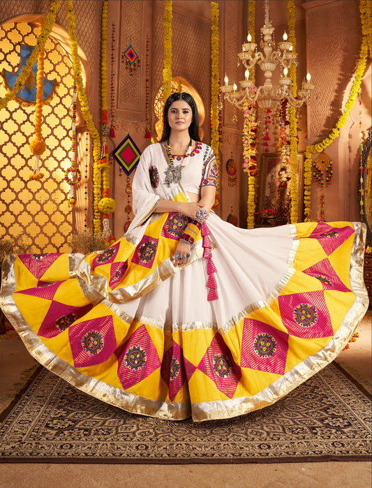 Lehenga de célébration Navratri blanc en viscose coton avec patchwork et travail de miroirs