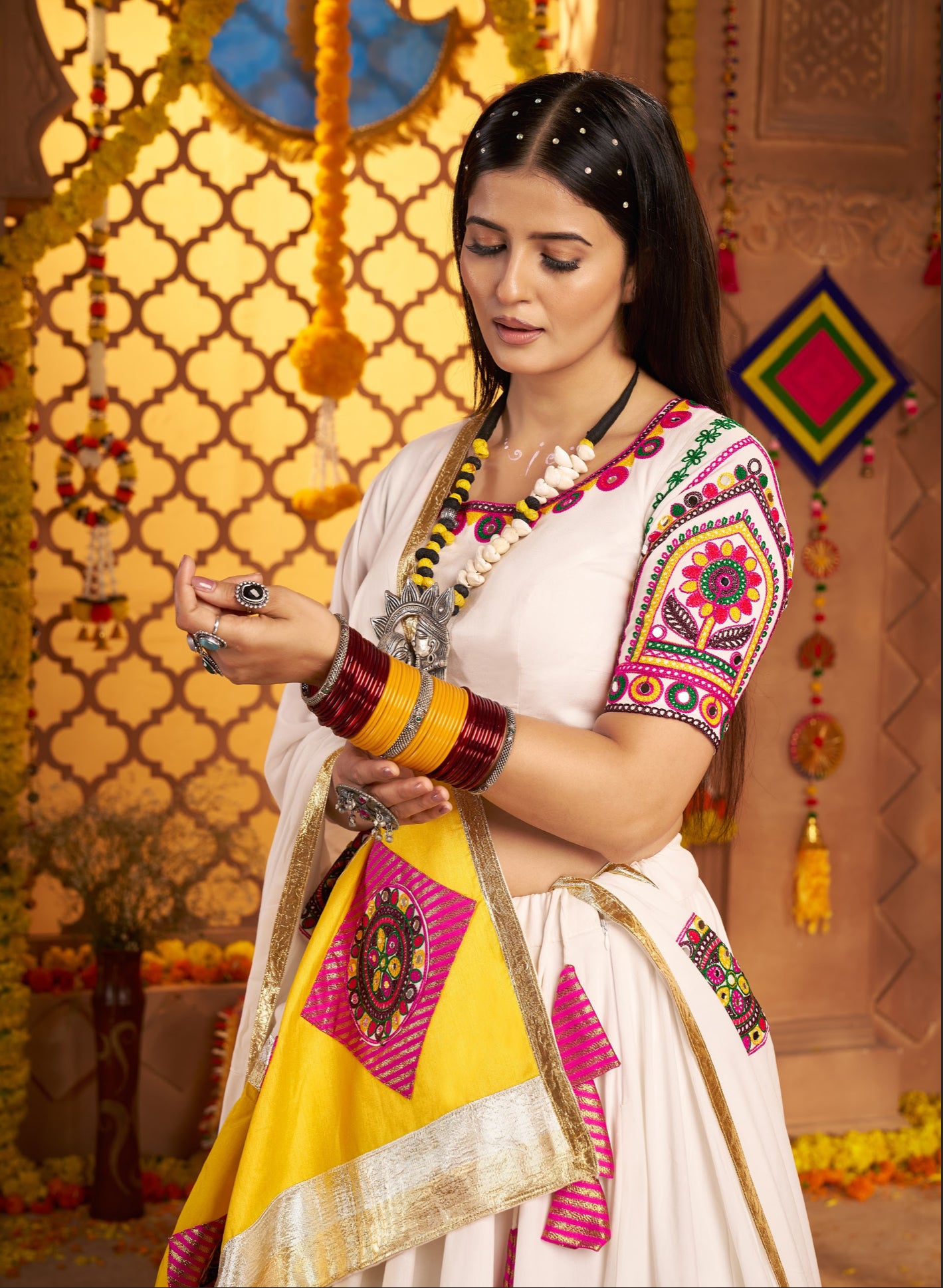 Lehenga de célébration Navratri blanc en viscose coton avec patchwork et travail de miroirs