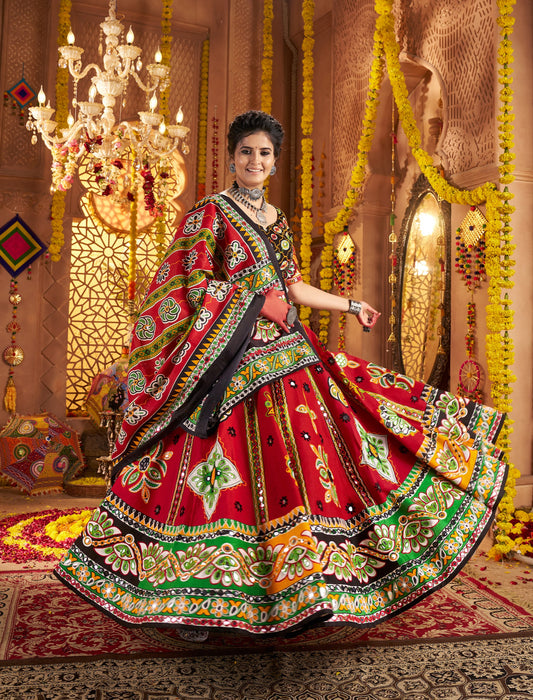 Lehenga de célébration Navratri rouge en coton pur avec patchwork et travail sur feuille métallique