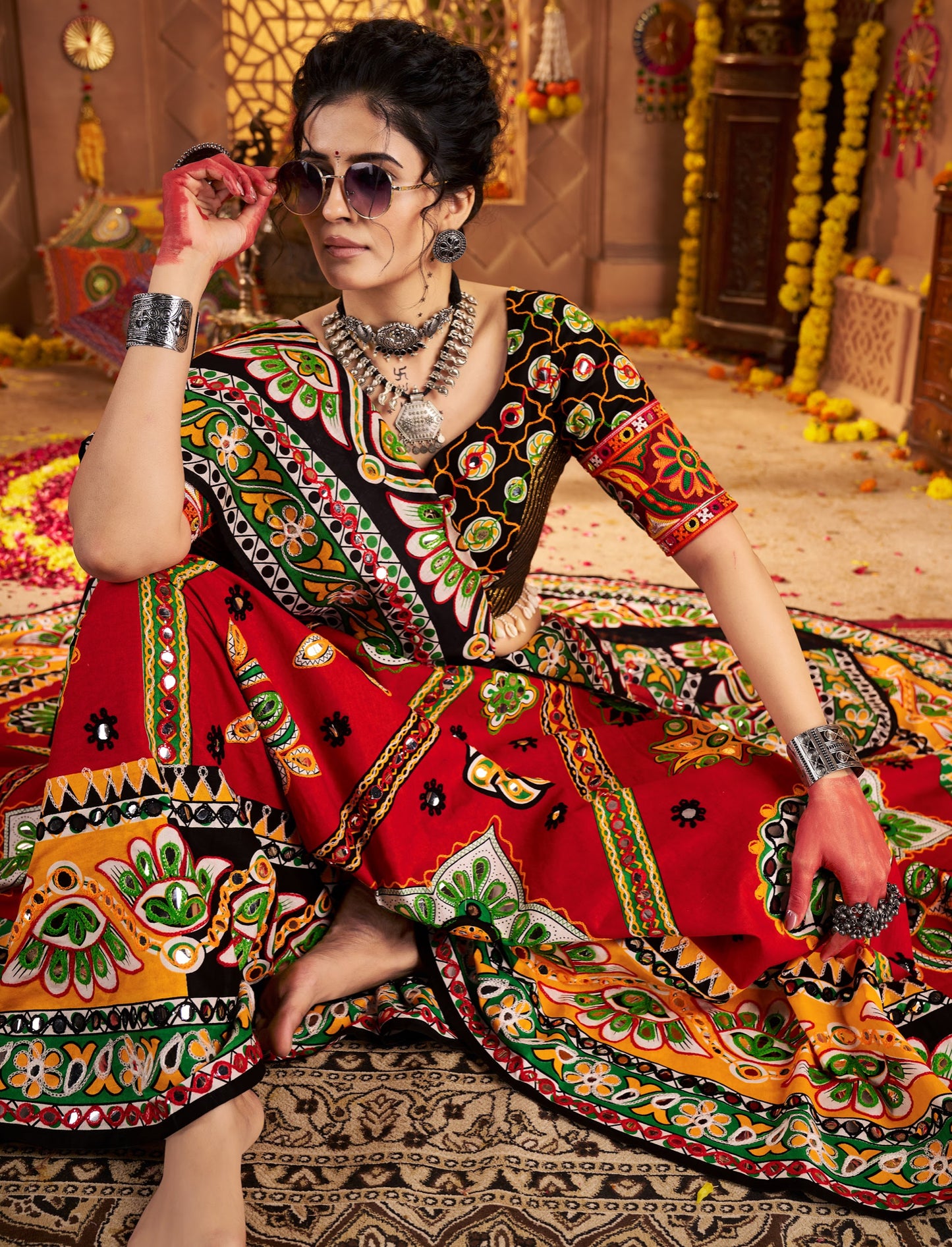 Lehenga de célébration Navratri rouge en coton pur avec patchwork et travail sur feuille métallique