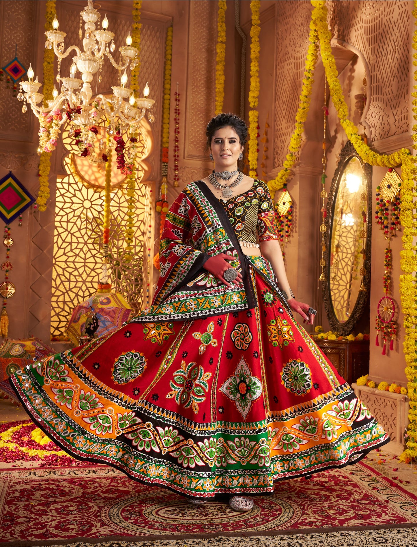 Lehenga de célébration Navratri rouge en coton pur avec patchwork et travail sur feuille métallique