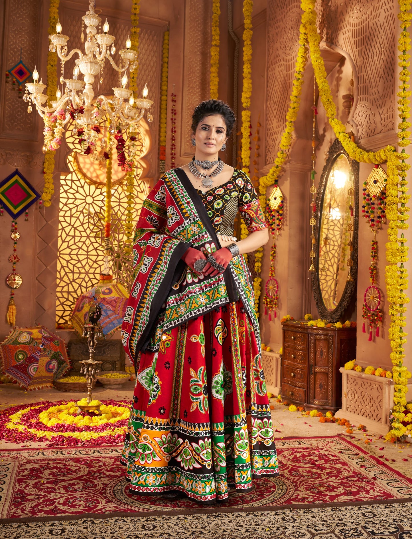 Lehenga de célébration Navratri rouge en coton pur avec patchwork et travail sur feuille métallique