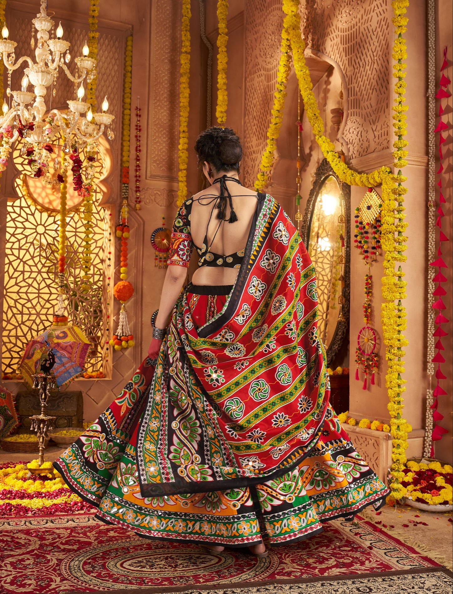 Lehenga de célébration Navratri rouge en coton pur avec patchwork et travail sur feuille métallique