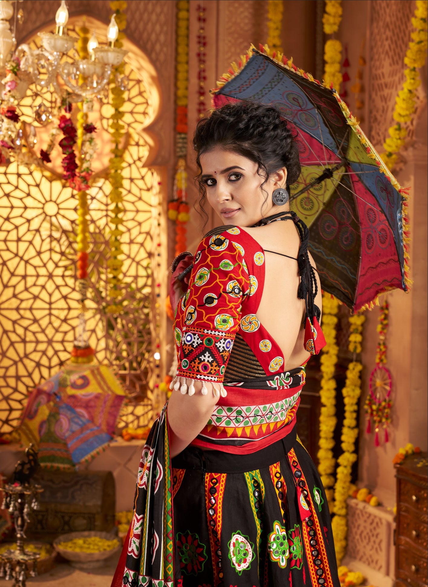 Eleganter rosa-grauer Braut-Lehenga mit Zarkan-Stickerei und Pailletten