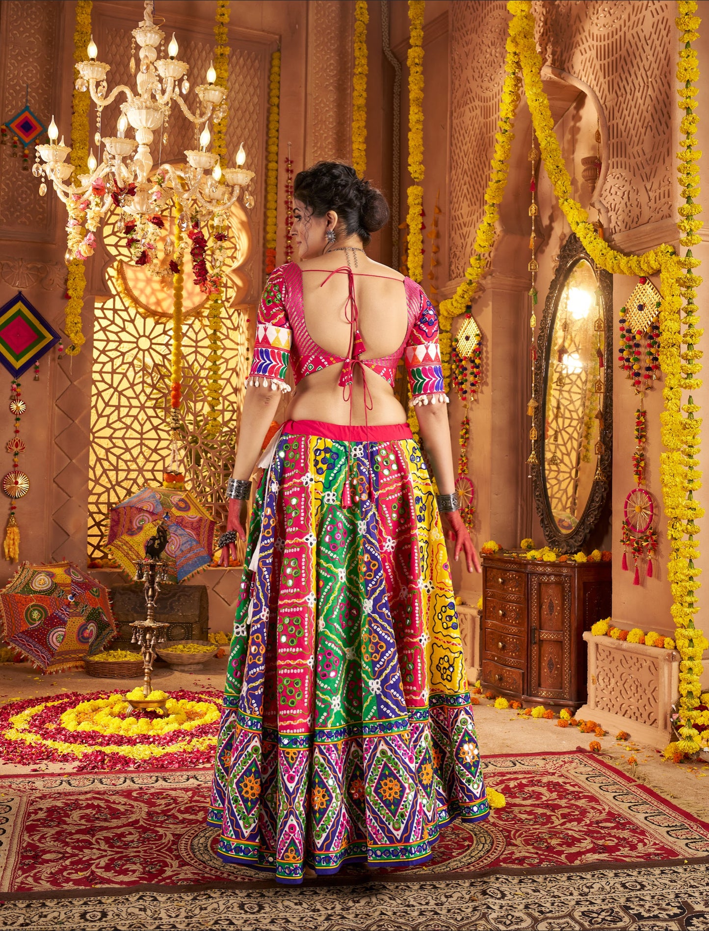 Eleganter rosa-grauer Braut-Lehenga mit Zarkan-Stickerei und Pailletten