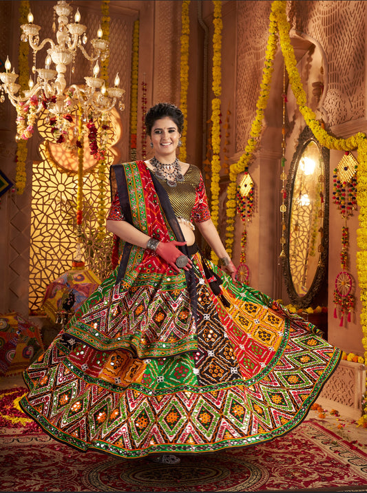 Lehenga de célébration Navratri vert multicolore en coton pur avec patchwork et travail sur feuille métallique
