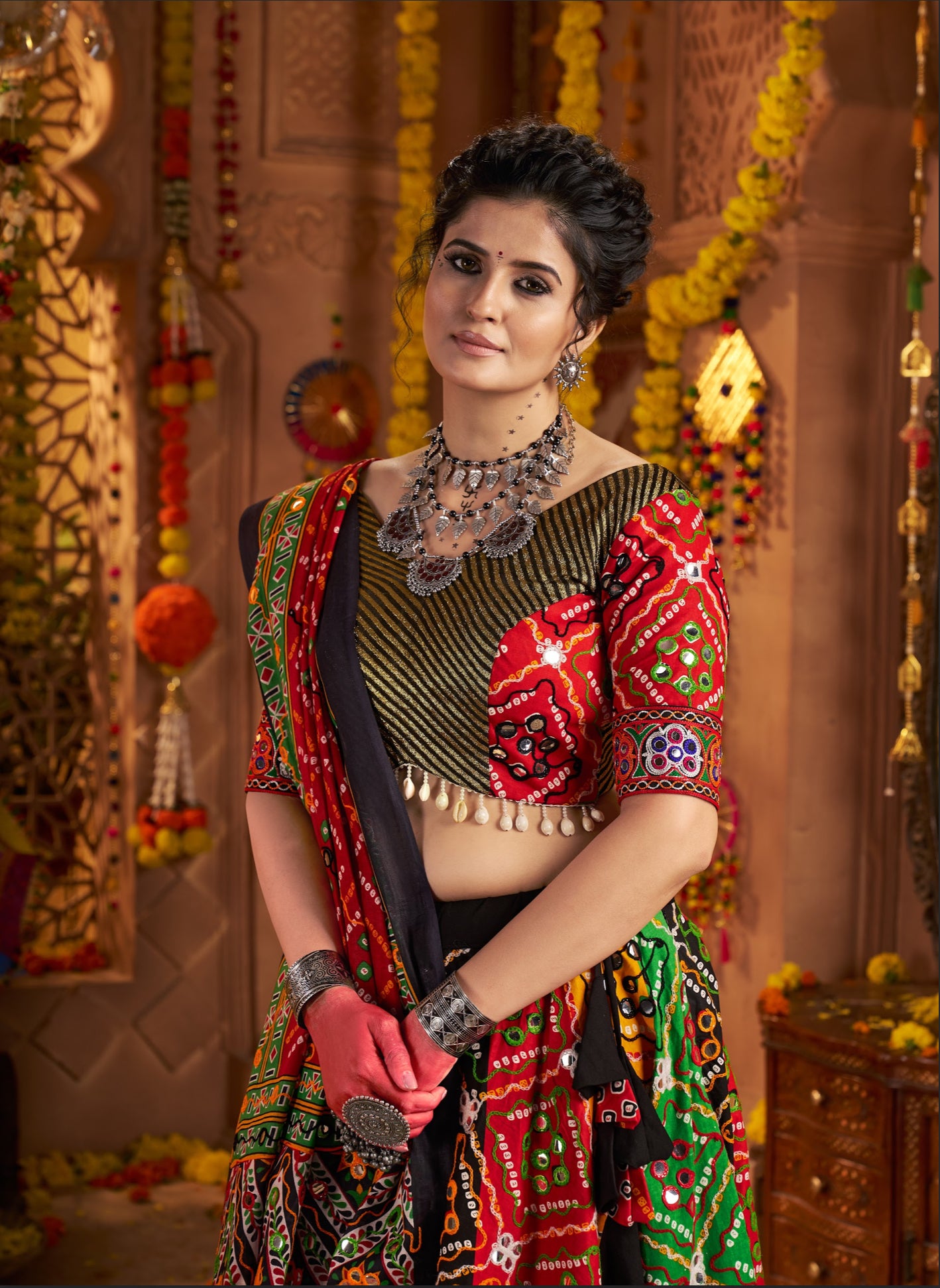 Lehenga de célébration Navratri vert multicolore en coton pur avec patchwork et travail sur feuille métallique
