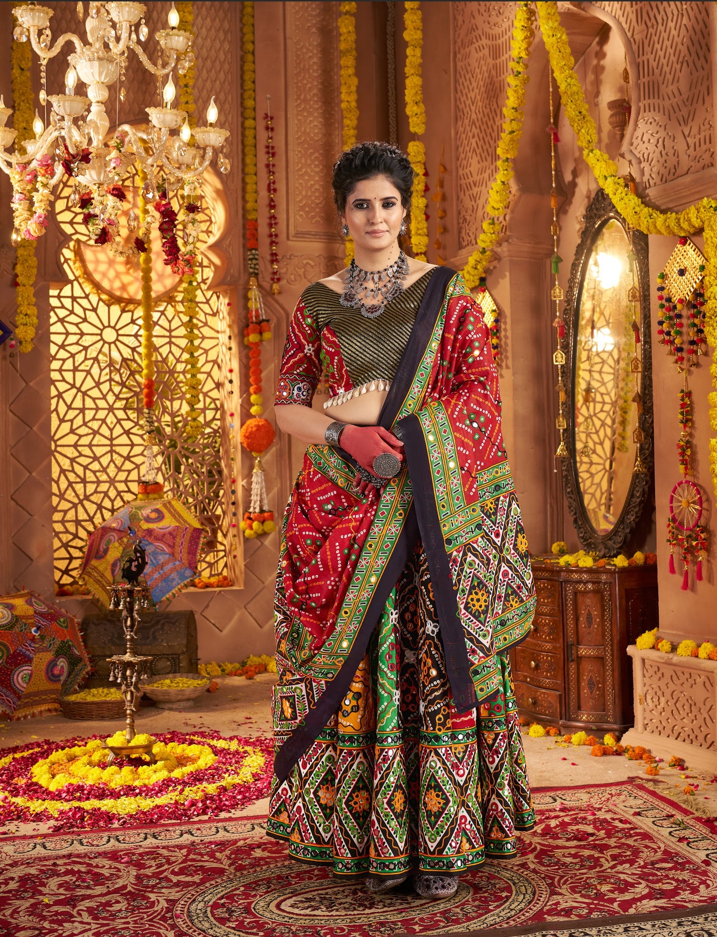 Lehenga de célébration Navratri vert multicolore en coton pur avec patchwork et travail sur feuille métallique