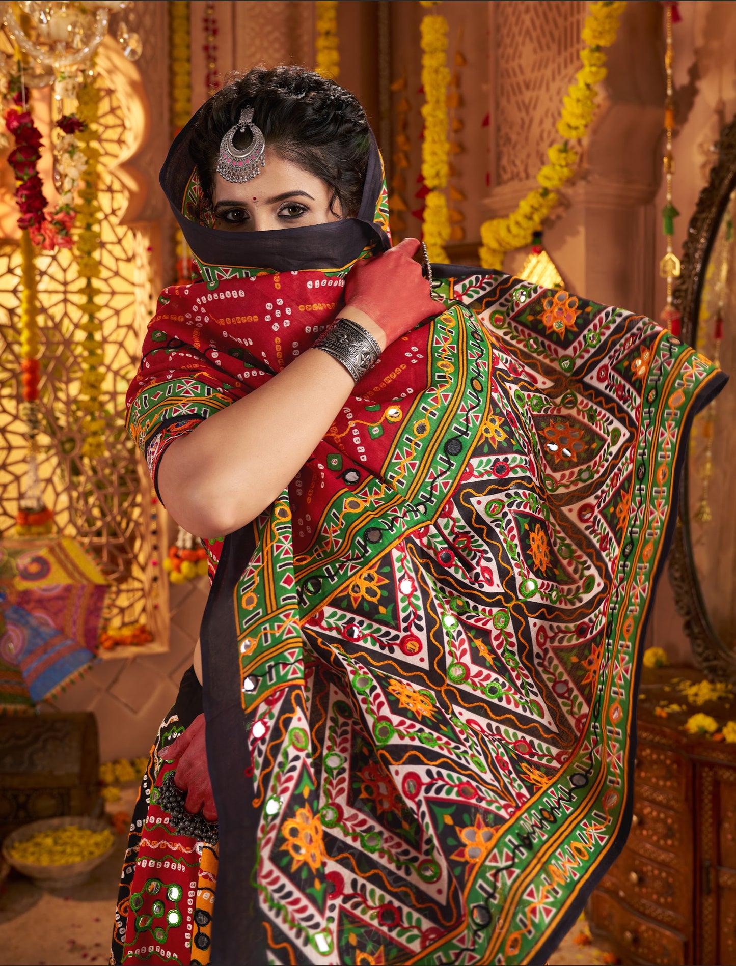 Lehenga de célébration Navratri vert multicolore en coton pur avec patchwork et travail sur feuille métallique