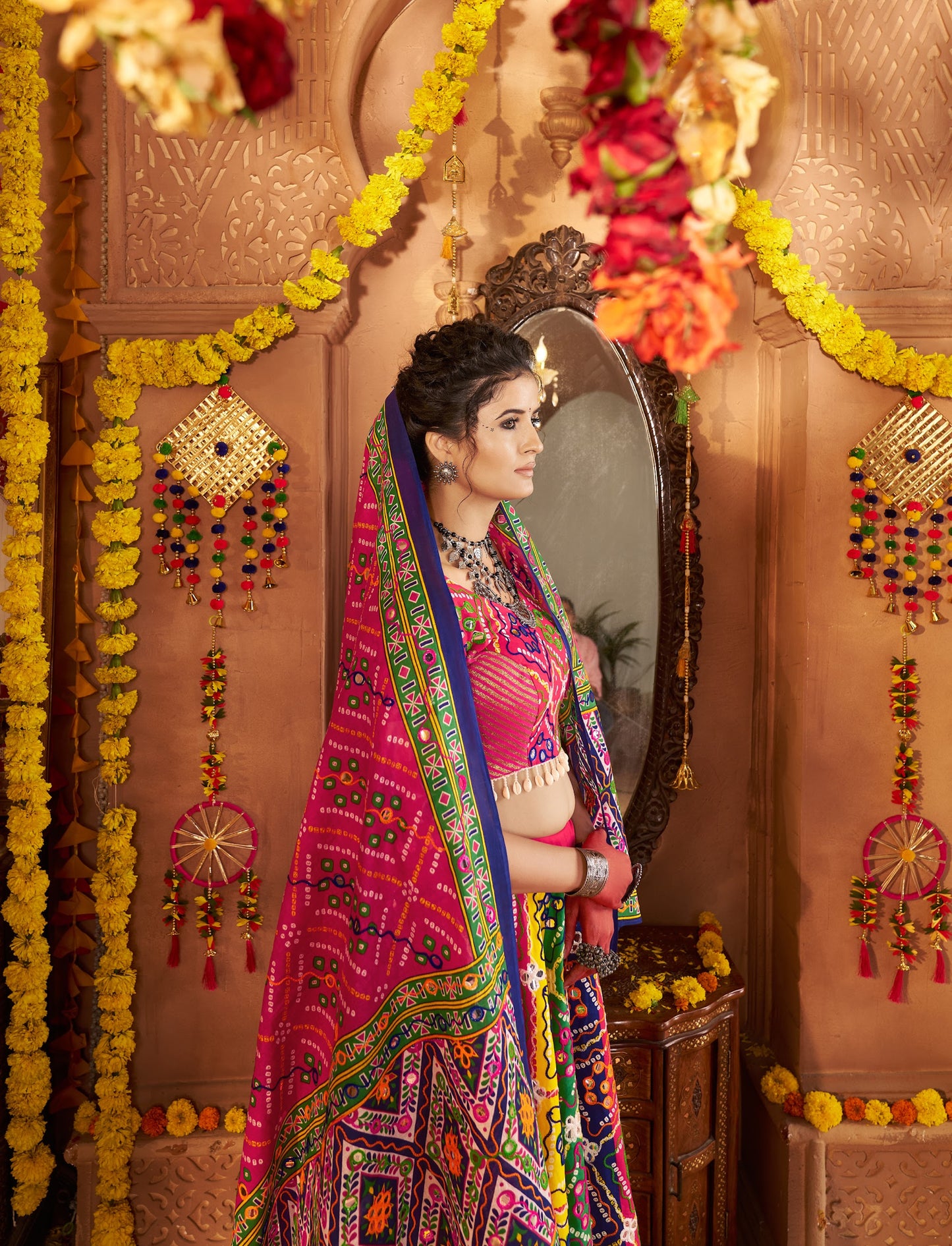 Eleganter rosa-grauer Braut-Lehenga mit Zarkan-Stickerei und Pailletten