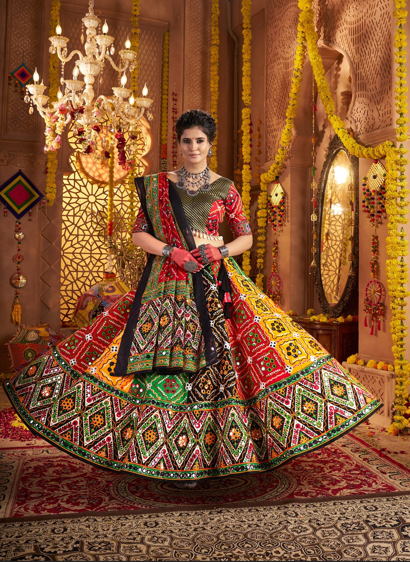 Lehenga de célébration Navratri vert multicolore en coton pur avec patchwork et travail sur feuille métallique