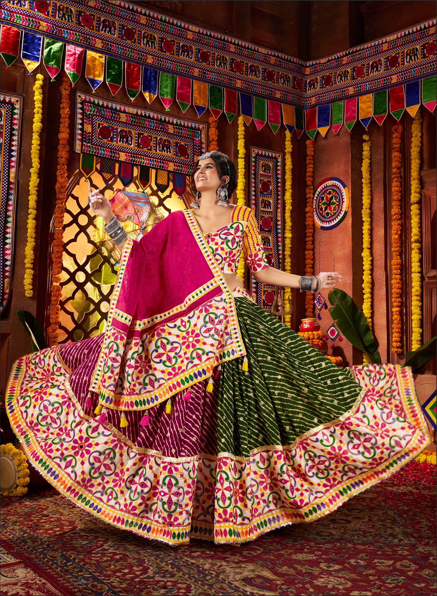 Lehenga de célébration Navratri rose, vert et jaune multicolore avec broderies et travail de miroirs en viscose coton et soie