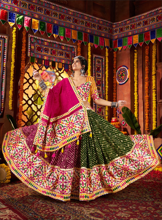 Lehenga de célébration Navratri rose, vert et jaune multicolore avec broderies et travail de miroirs en viscose coton et soie