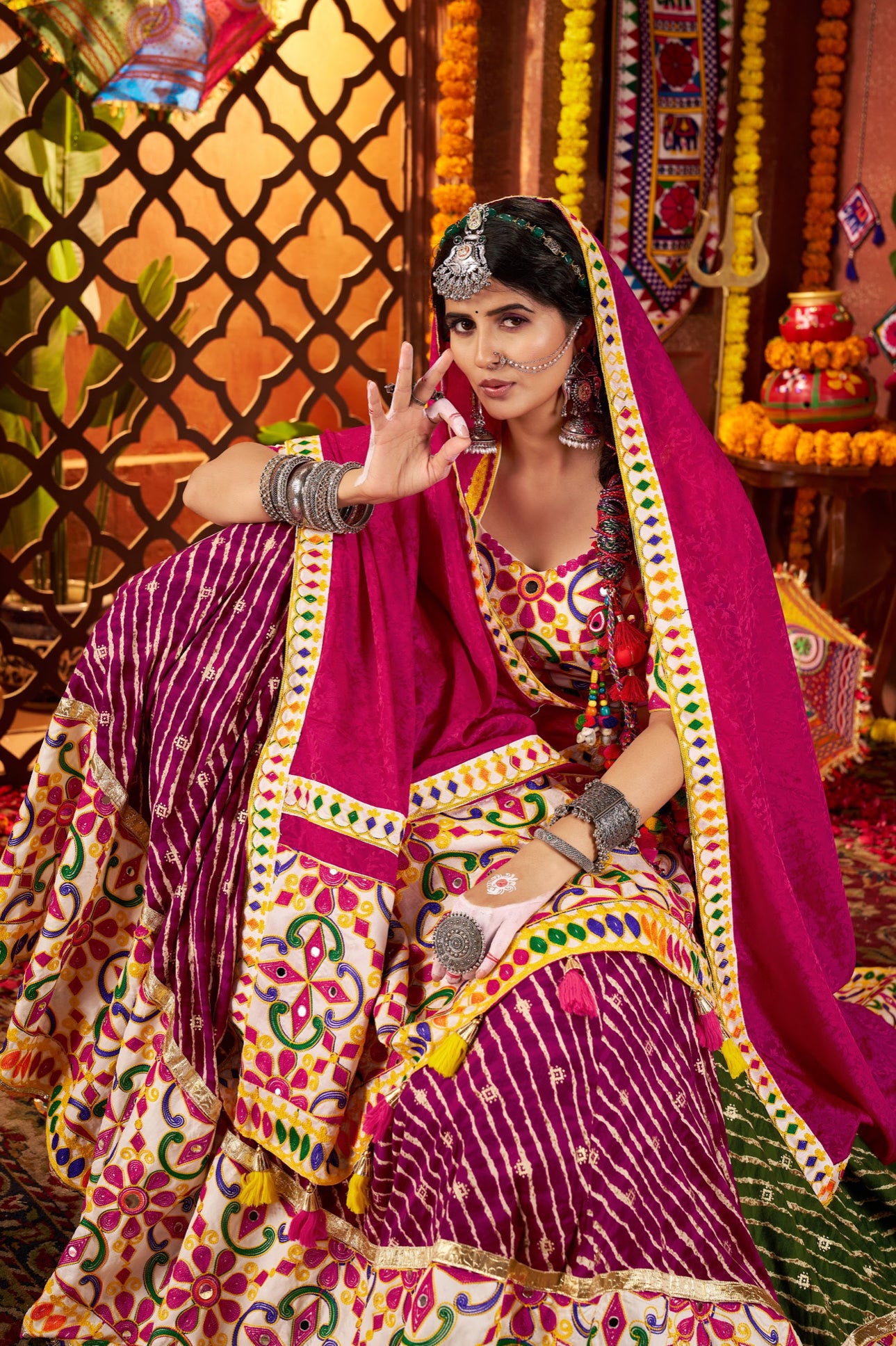 Lehenga de célébration Navratri rose, vert et jaune multicolore avec broderies et travail de miroirs en viscose coton et soie