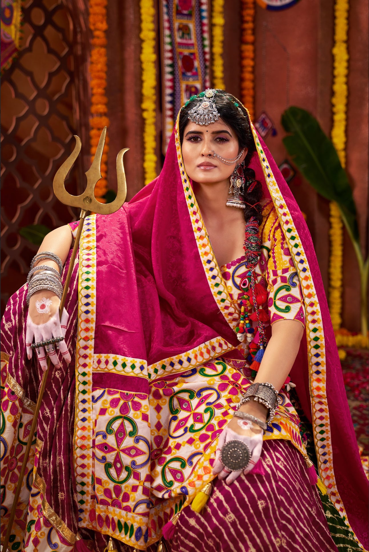 Lehenga de célébration Navratri rose, vert et jaune multicolore avec broderies et travail de miroirs en viscose coton et soie