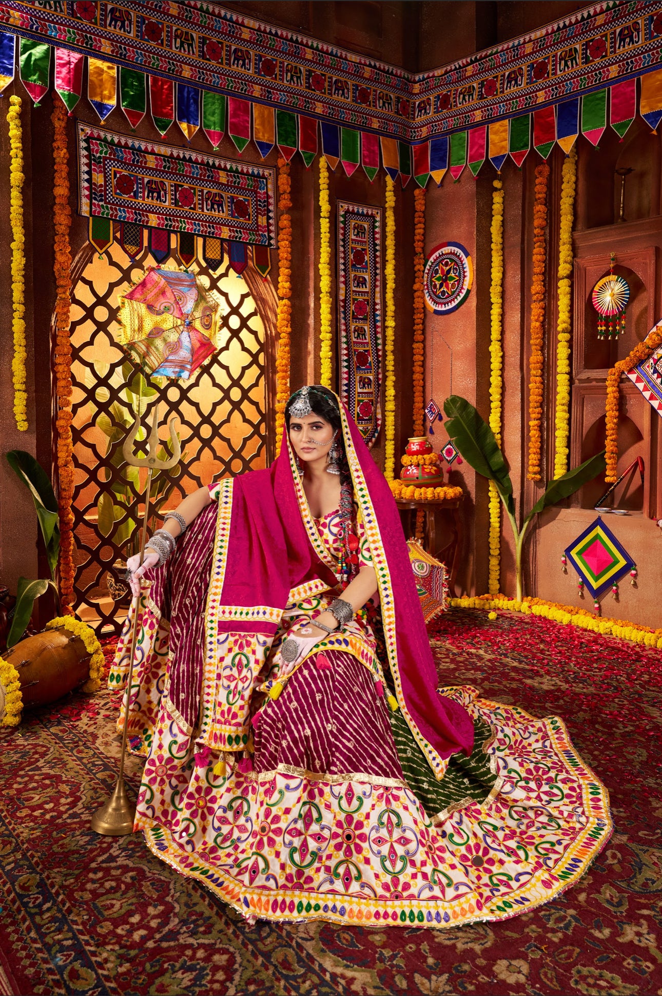 Lehenga de célébration Navratri rose, vert et jaune multicolore avec broderies et travail de miroirs en viscose coton et soie