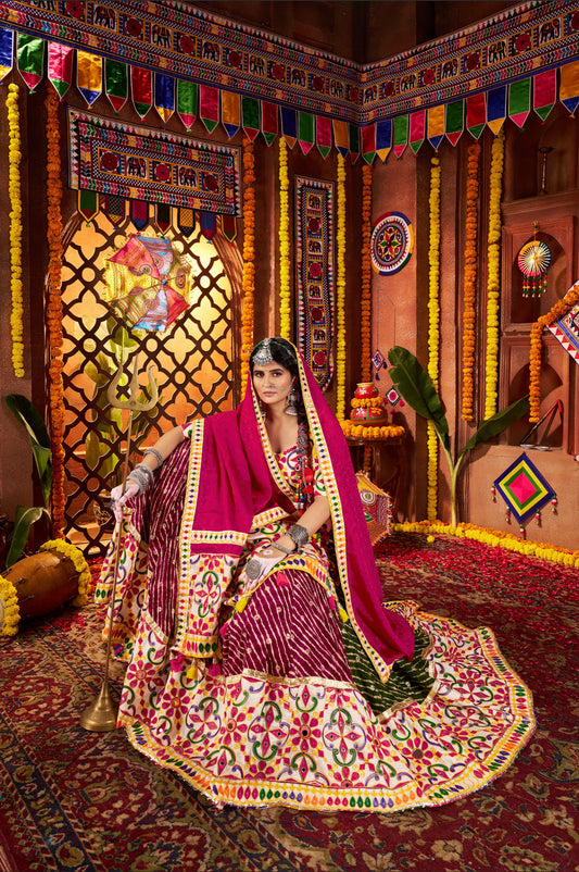 Lehenga de célébration Navratri rose, vert et jaune multicolore avec broderies et travail de miroirs en viscose coton et soie