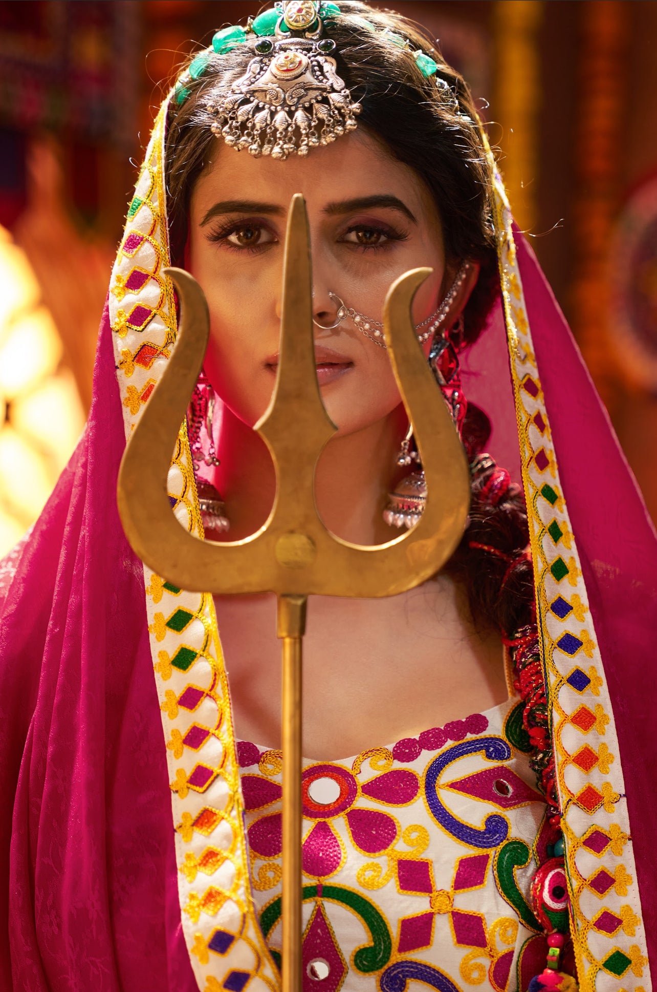Lehenga de célébration Navratri rose, vert et jaune multicolore avec broderies et travail de miroirs en viscose coton et soie