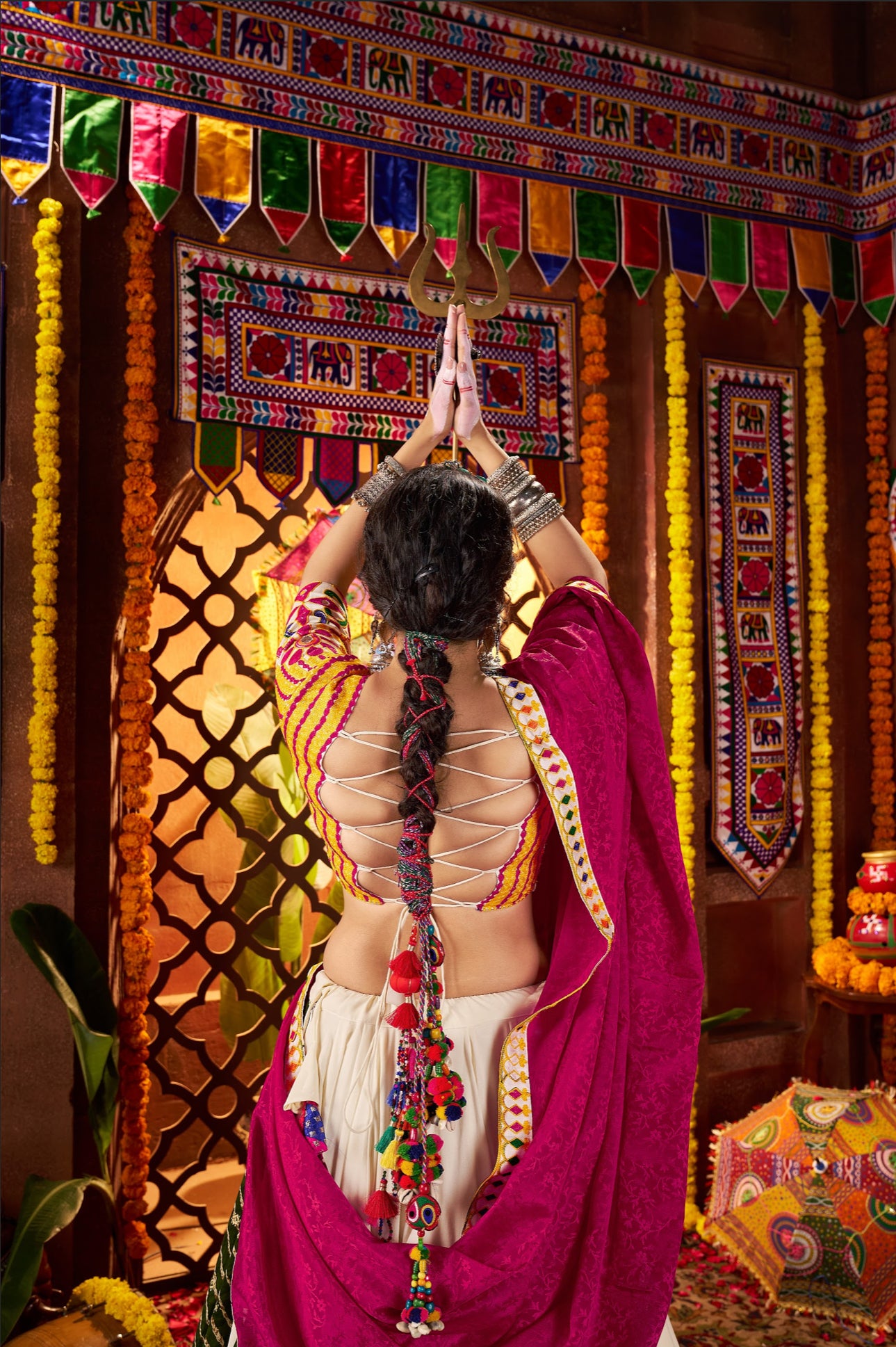 Lehenga de célébration Navratri rose, vert et jaune multicolore avec broderies et travail de miroirs en viscose coton et soie