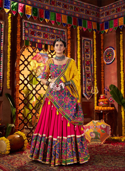 Lehenga de célébration Navratri rose et jaune vibrant avec broderies et travail de miroirs en viscose coton et maslin