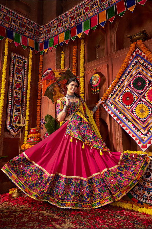 Lehenga de célébration Navratri rose et jaune vibrant avec broderies et travail de miroirs en viscose coton et maslin
