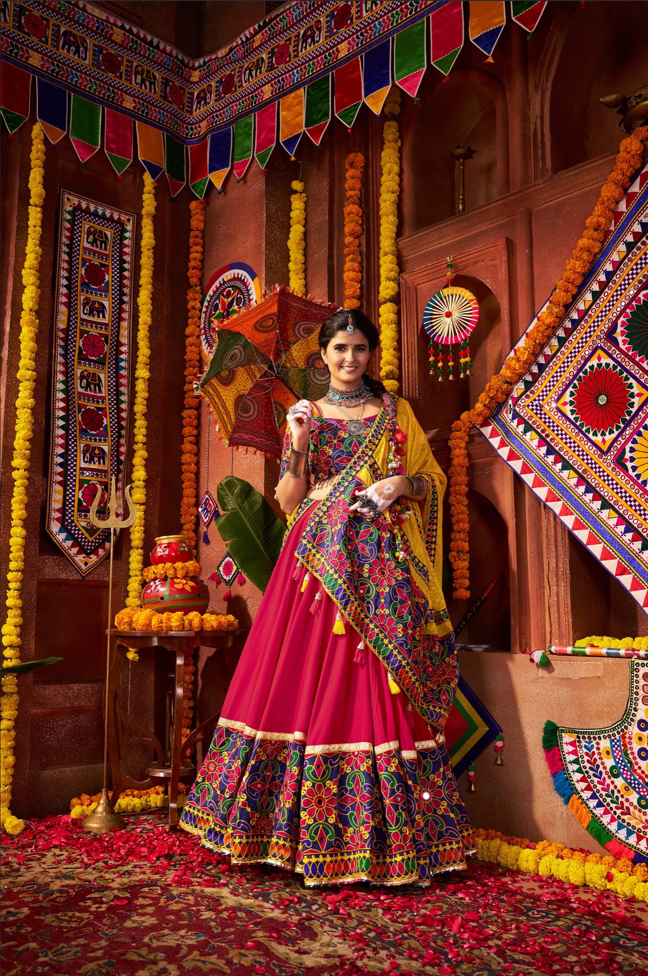 Lehenga de célébration Navratri rose et jaune vibrant avec broderies et travail de miroirs en viscose coton et maslin