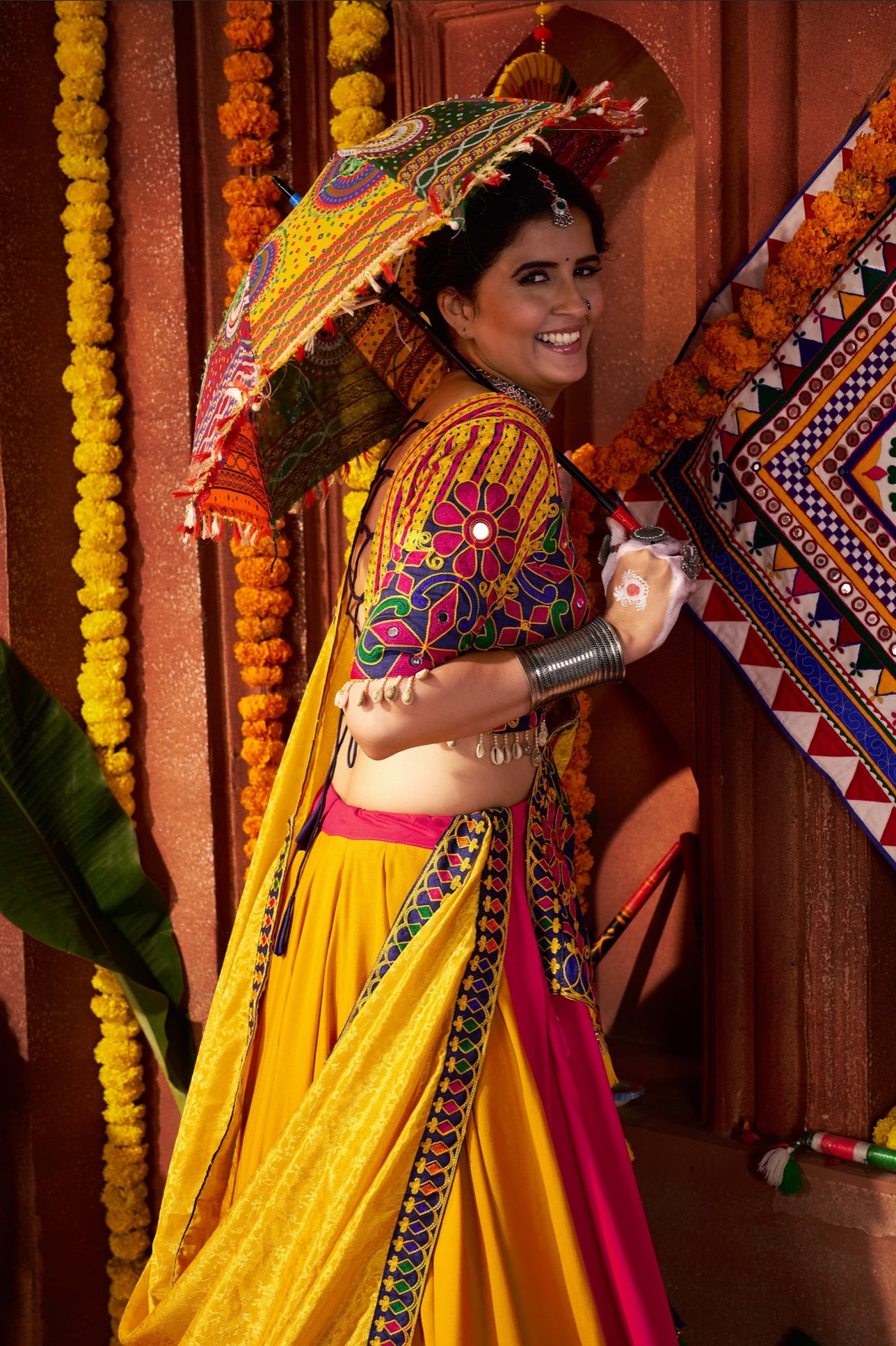Lehenga de célébration Navratri rose et jaune vibrant avec broderies et travail de miroirs en viscose coton et maslin