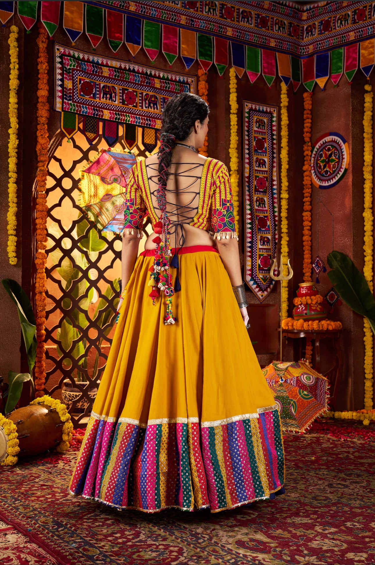 Lehenga de célébration Navratri rose et jaune vibrant avec broderies et travail de miroirs en viscose coton et maslin