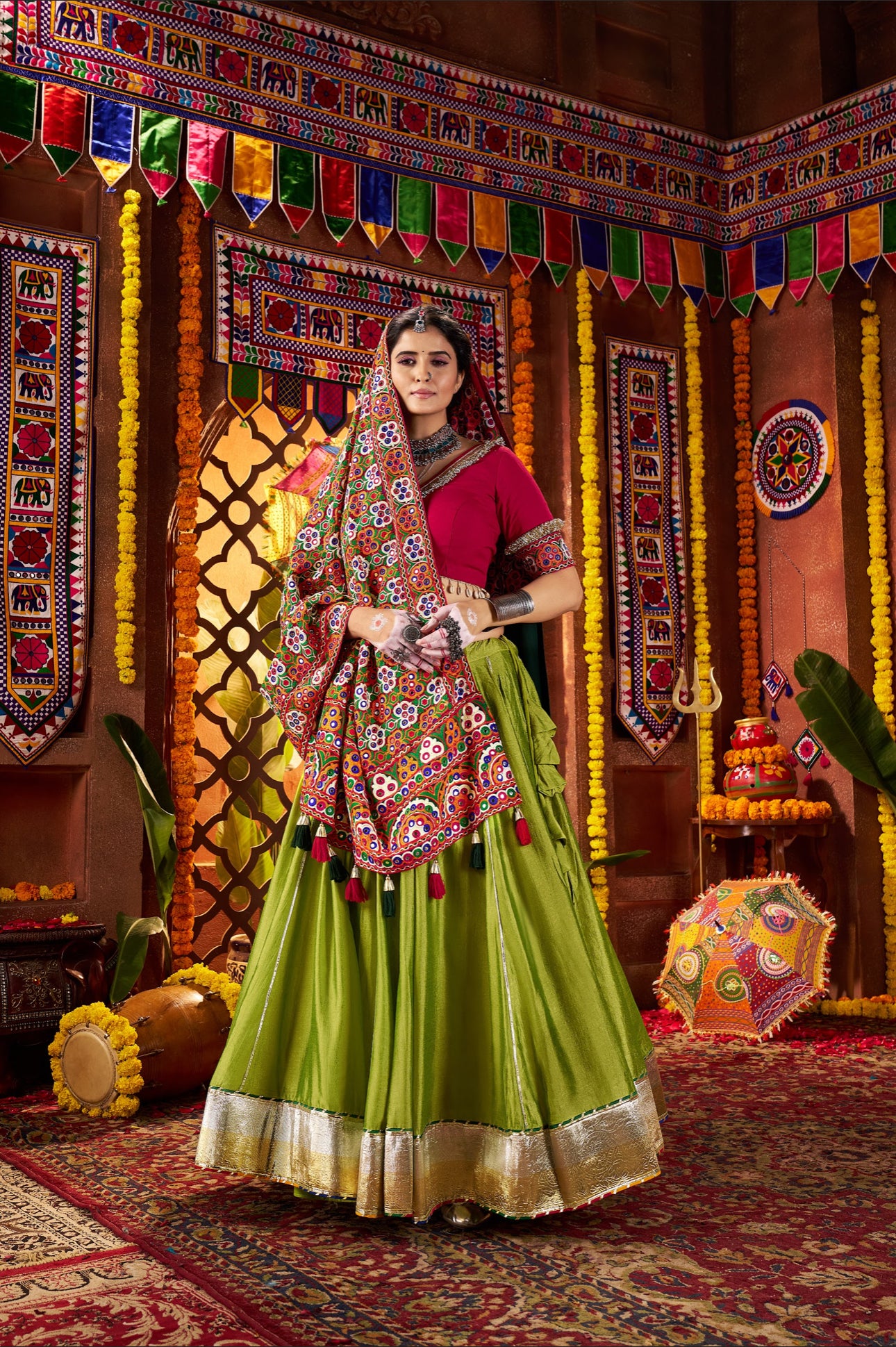 Lehenga de célébration Navratri vert fluorescent et rouge avec broderies et travail de miroirs en soie et coton