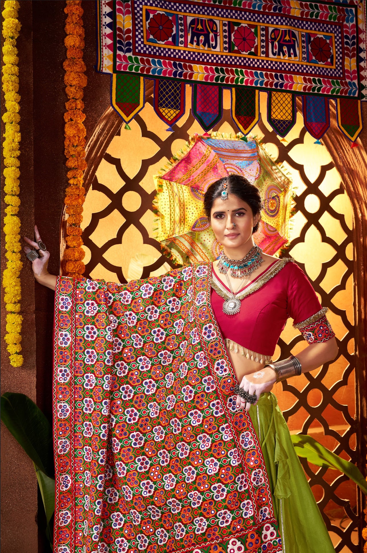 Lehenga de célébration Navratri vert fluorescent et rouge avec broderies et travail de miroirs en soie et coton
