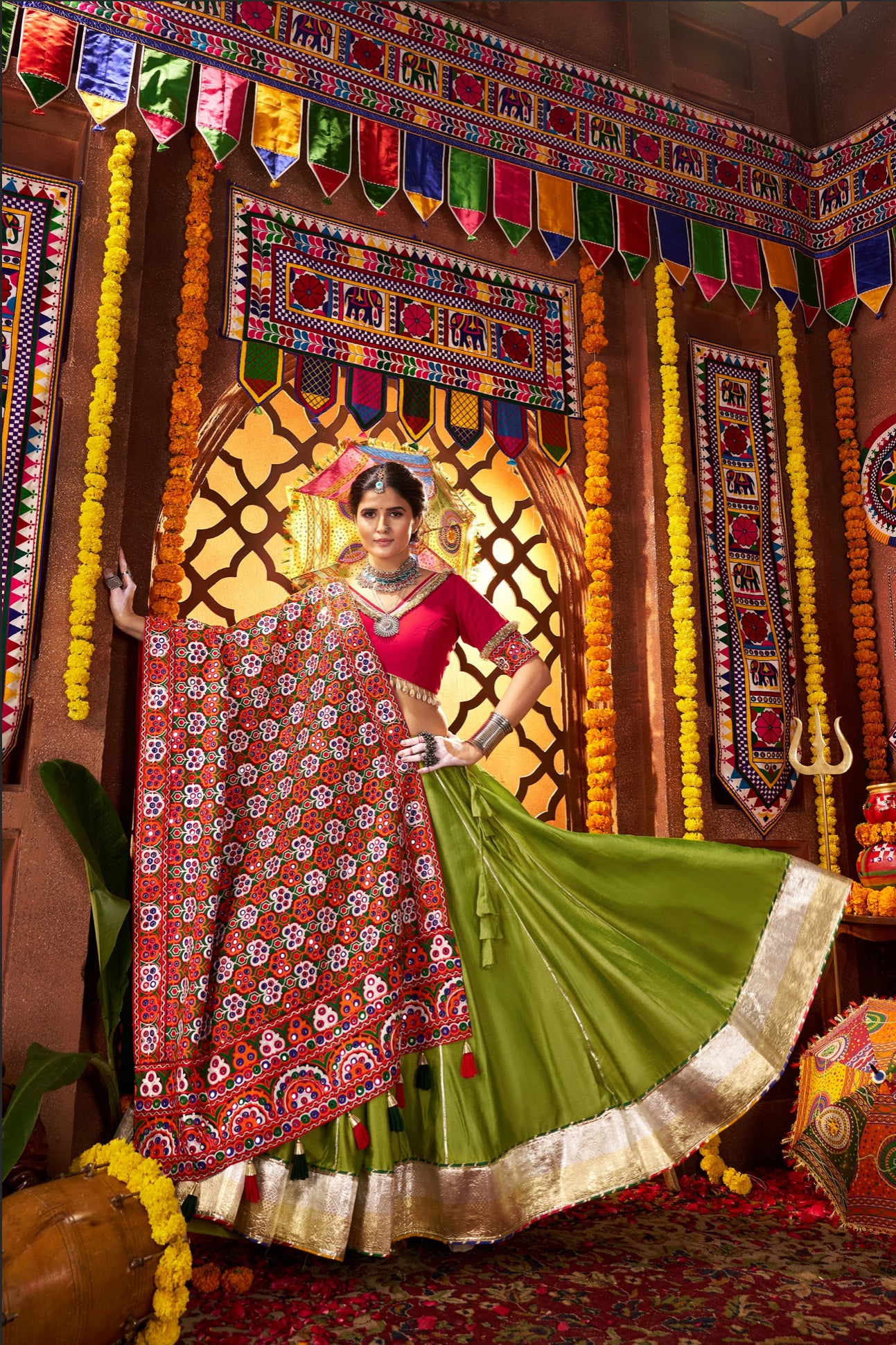 Lehenga de célébration Navratri vert fluorescent et rouge avec broderies et travail de miroirs en soie et coton