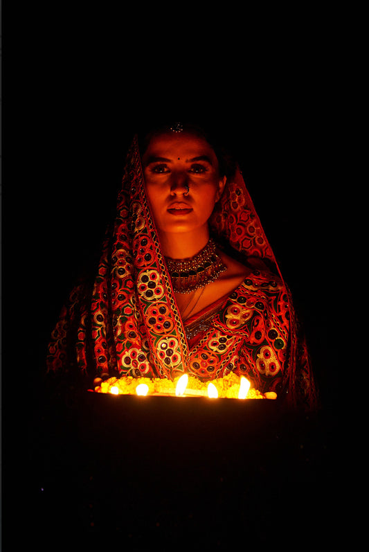 Lehenga de célébration Navratri vert fluorescent et rouge avec broderies et travail de miroirs en soie et coton